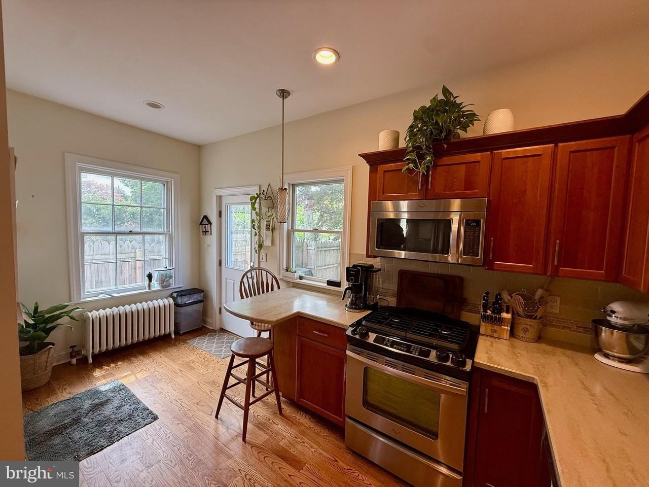 221 W Court St - Photo 5 of 23