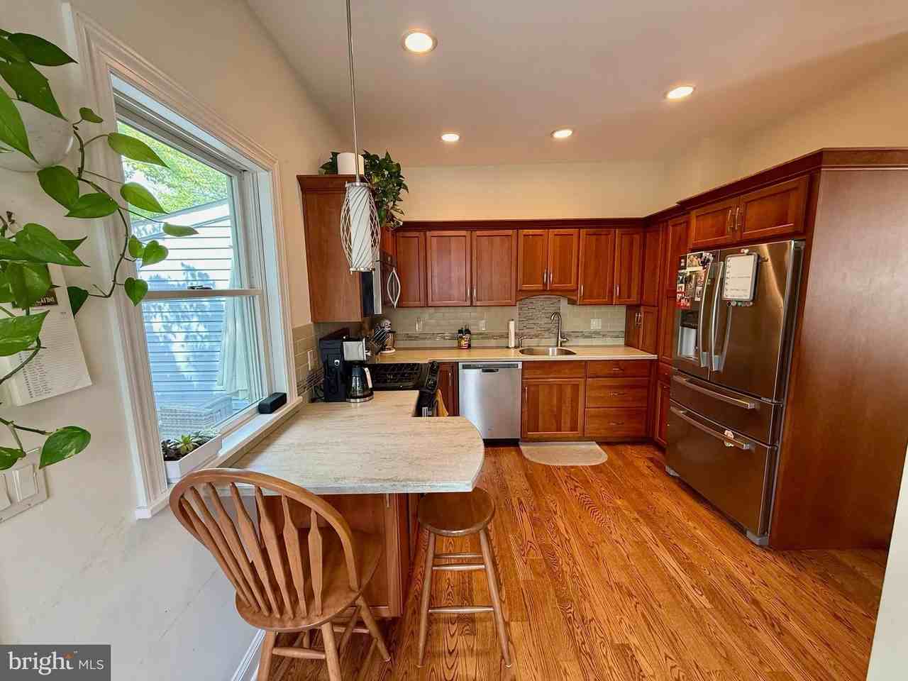 221 W Court St - Photo 6 of 23