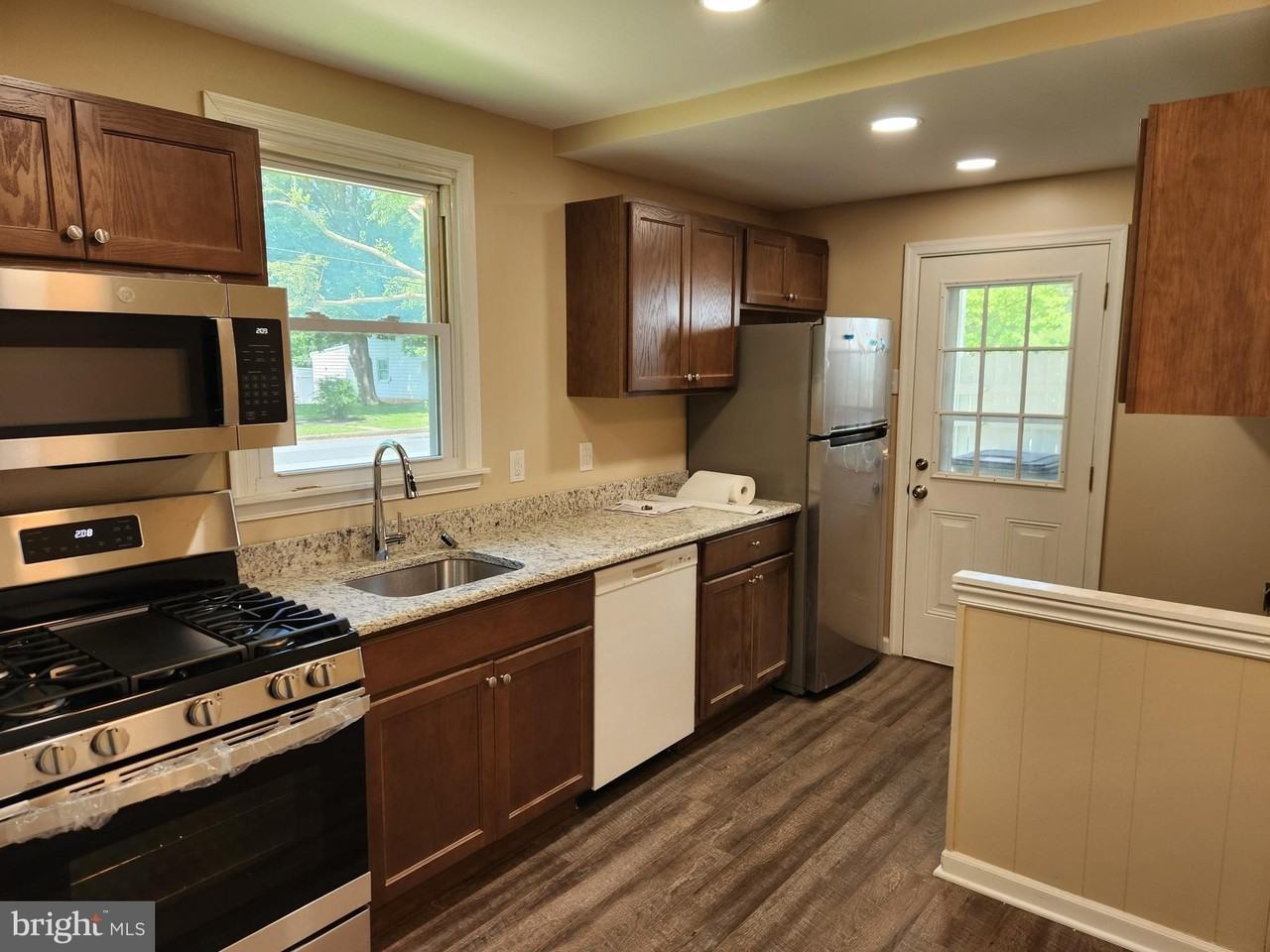 4085 Seneca Ave - Photo 3 of 12