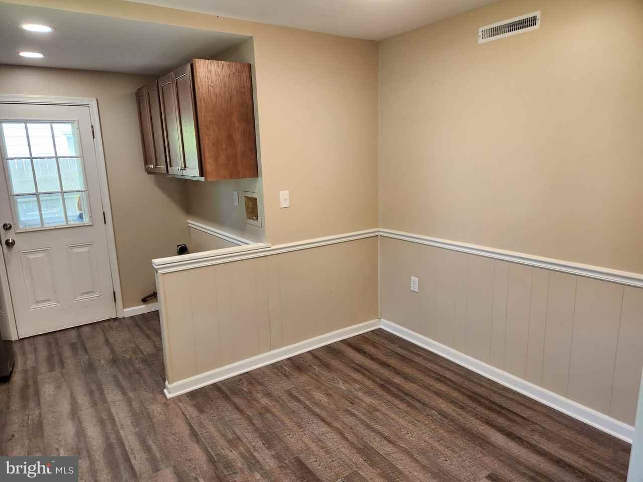4085 Seneca Ave - Photo 4 of 12