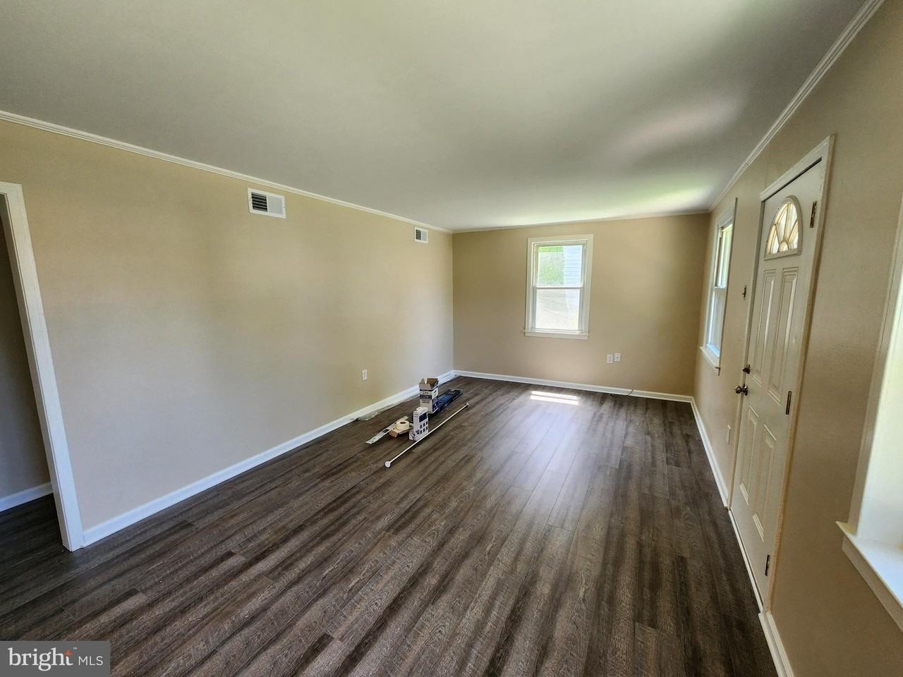 4085 Seneca Ave - Photo 5 of 12