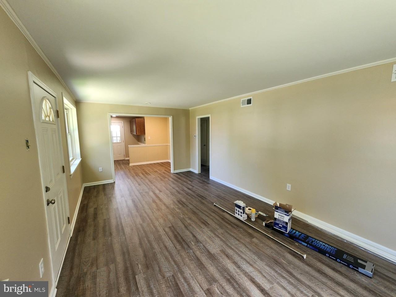 4085 Seneca Ave - Photo 6 of 12