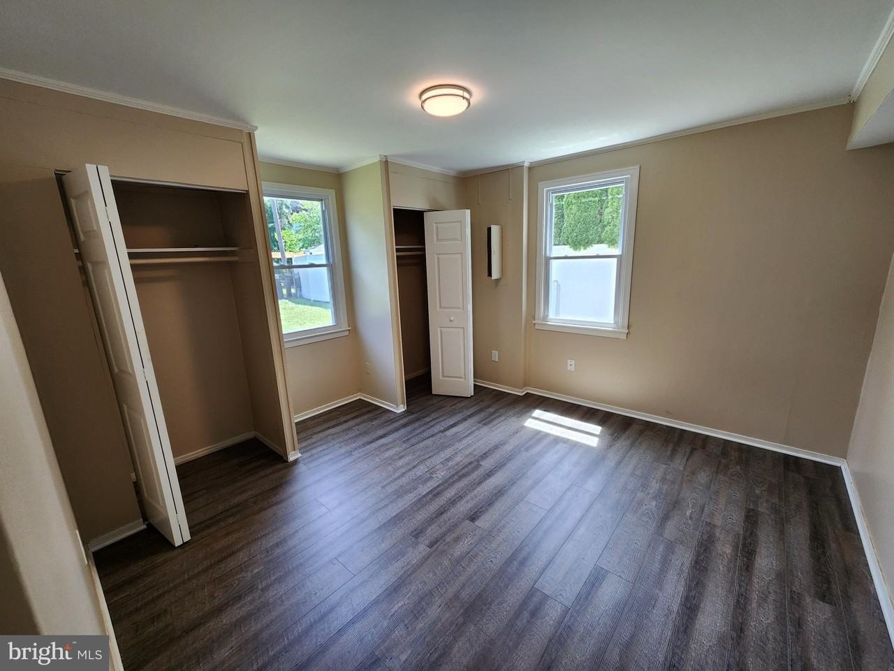 4085 Seneca Ave - Photo 7 of 12