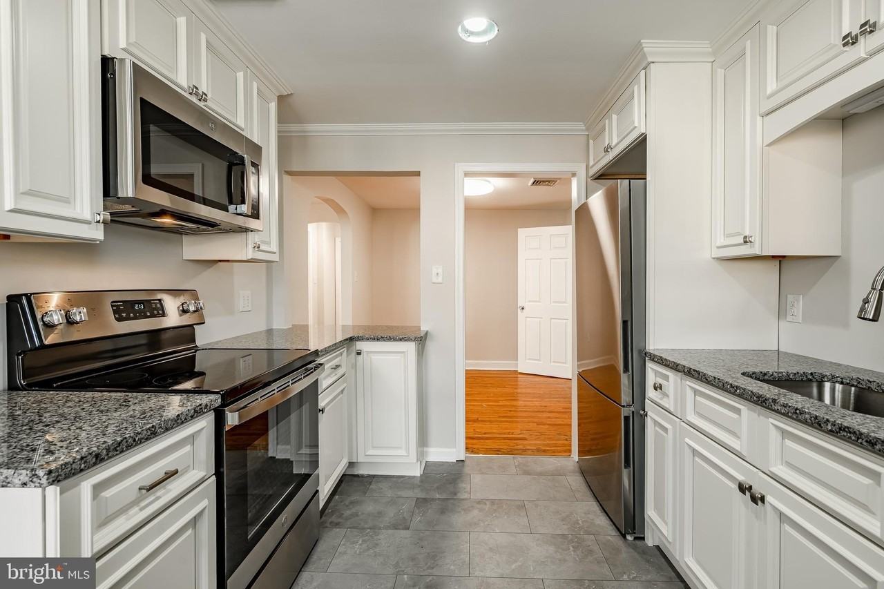 222 3rd Ave - Photo 4 of 31