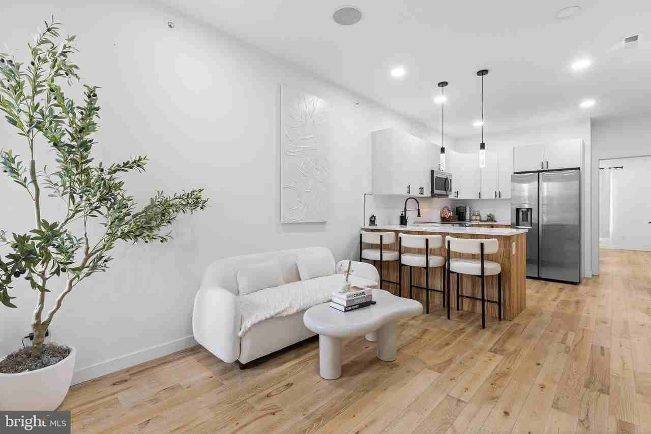 647 N 41st St #C - Photo 3 of 23