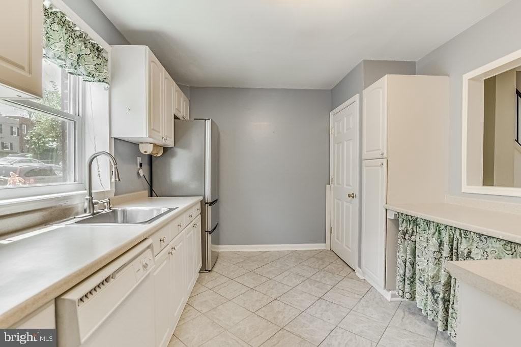260 Burgess Ave - Photo 5 of 31