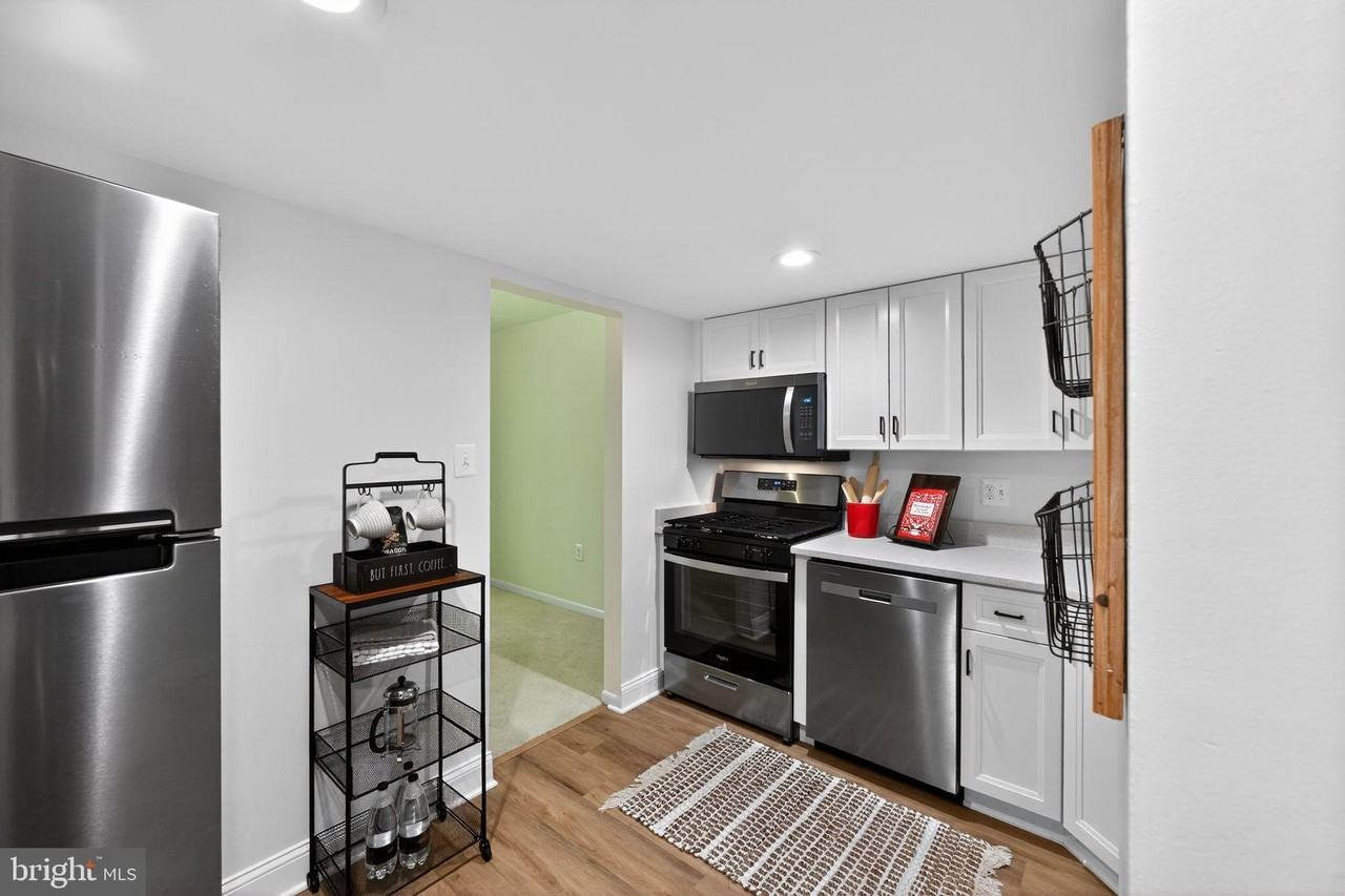 1533 Northgate Sq #11B - Photo 3 of 20