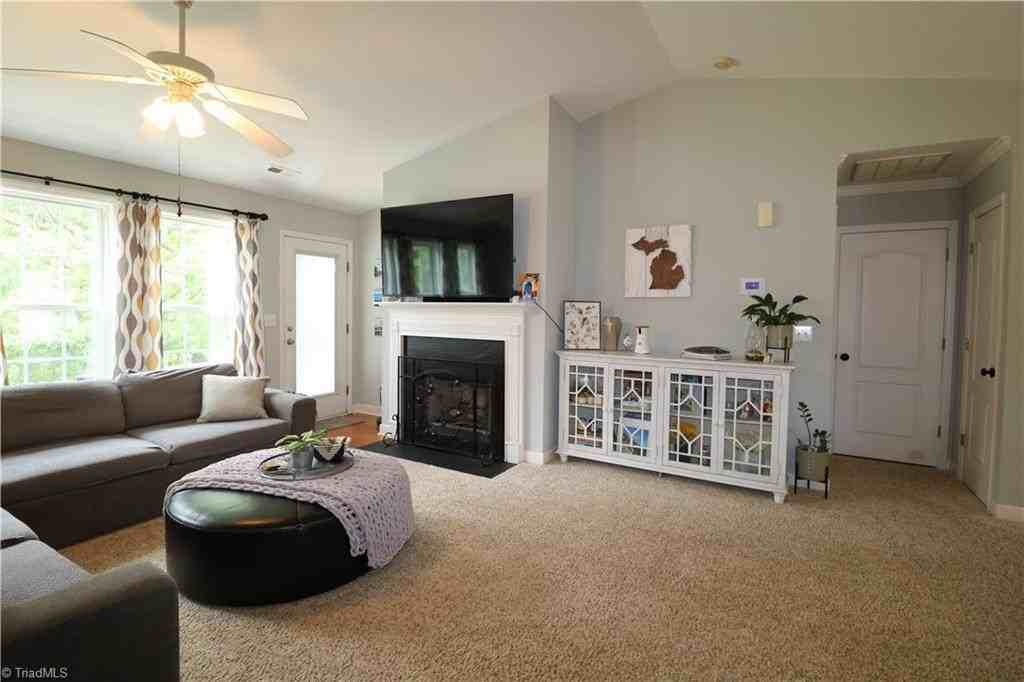214 Troonsway Rd - Photo 4 of 18