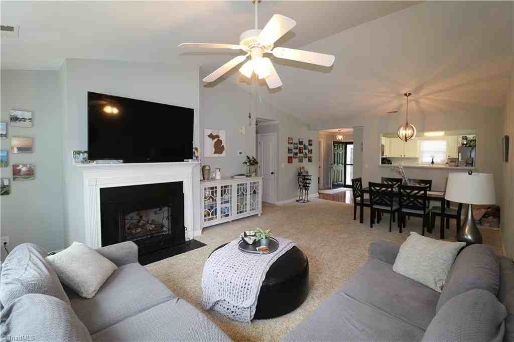 214 Troonsway Rd - Photo 5 of 18