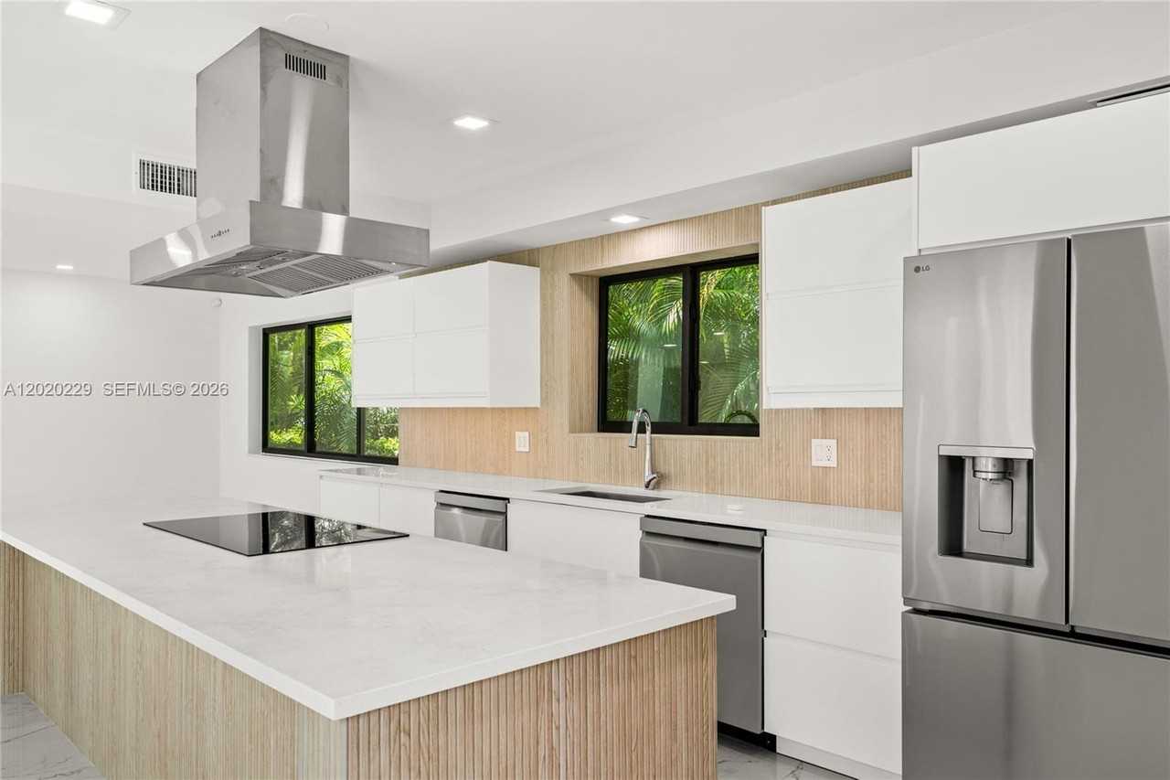 112 E 1st Ct - Photo 7 of 8