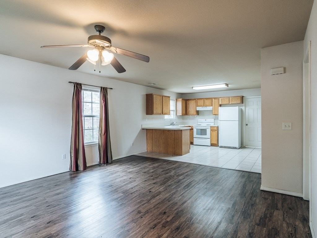 1100 Nw Lincoln Ct #8 - Photo 3 of 18