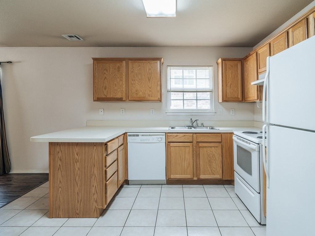 1100 Nw Lincoln Ct #8 - Photo 6 of 18