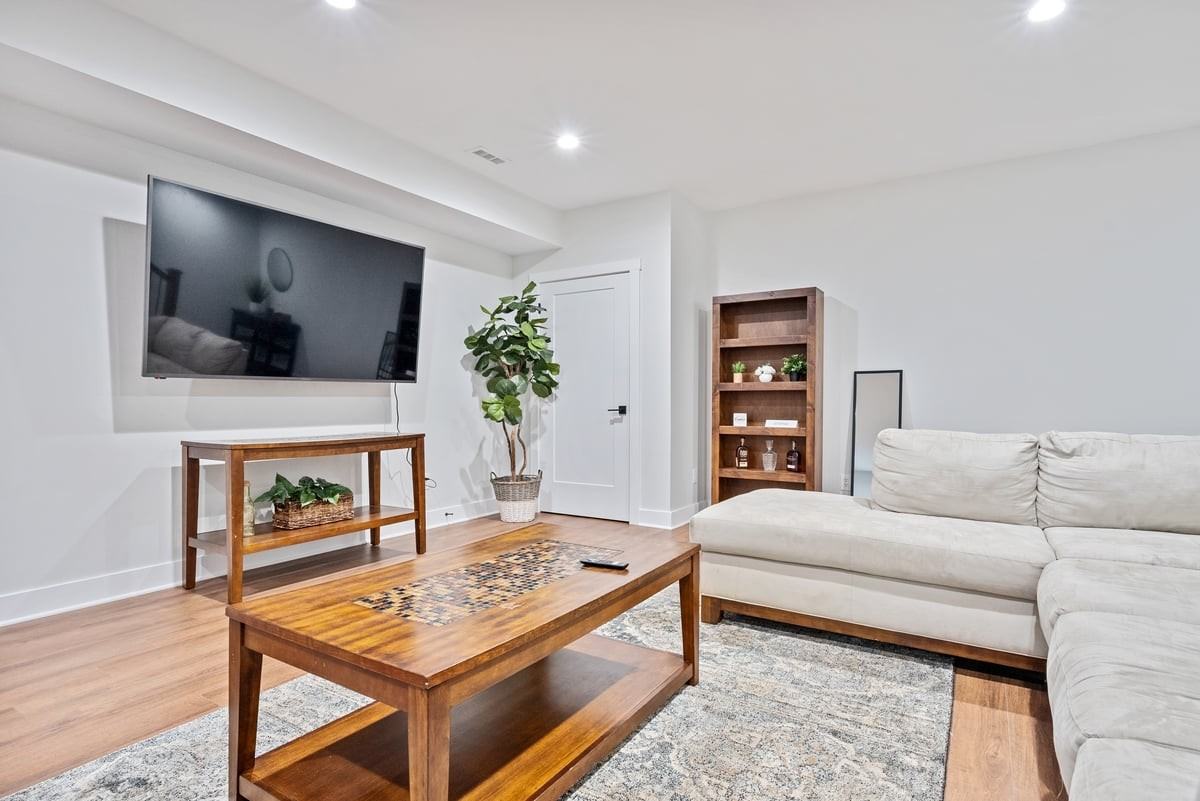 287 E Greenwood Ave - Photo 3 of 35