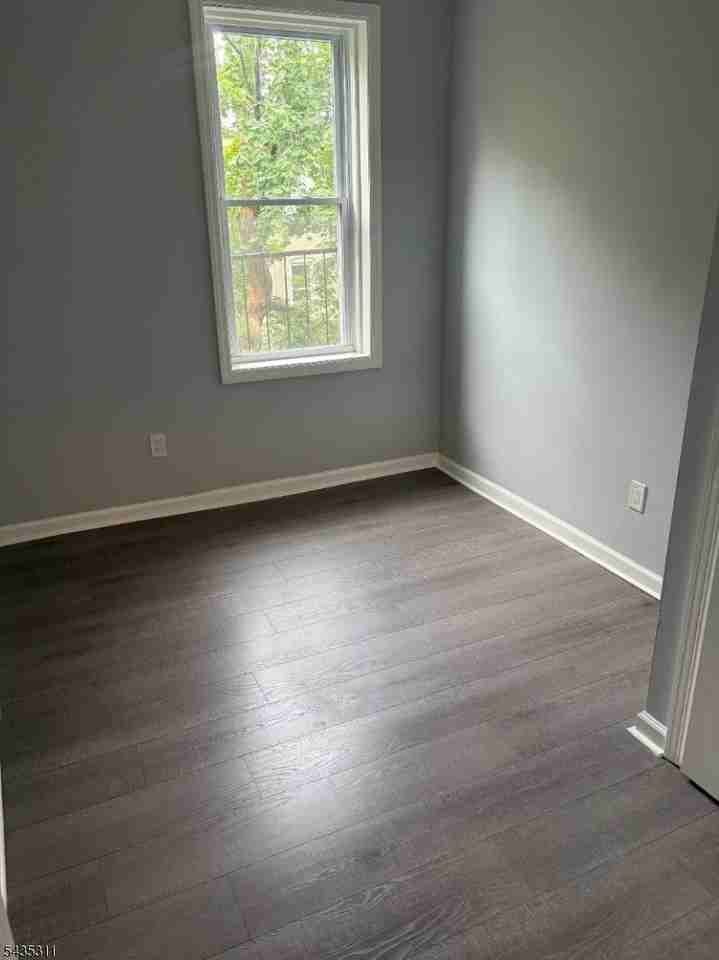136 Winfield Ave - Photo 4 of 11