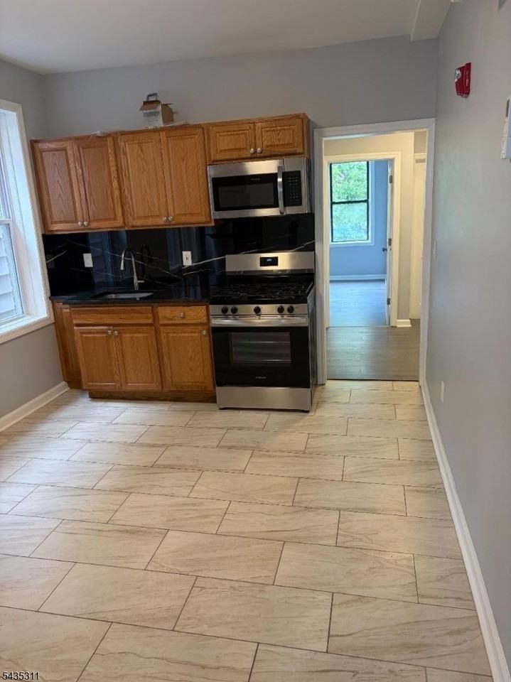 136 Winfield Ave - Photo 7 of 11