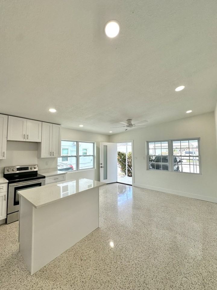 14147 Palm St - Photo 4 of 24