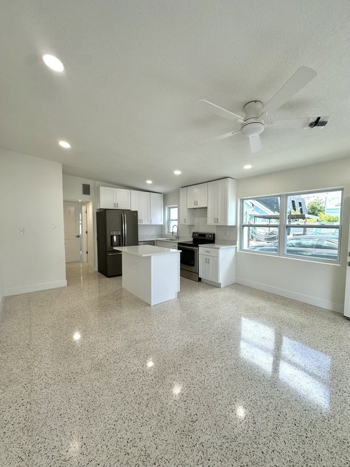 14147 Palm St - Photo 5 of 24