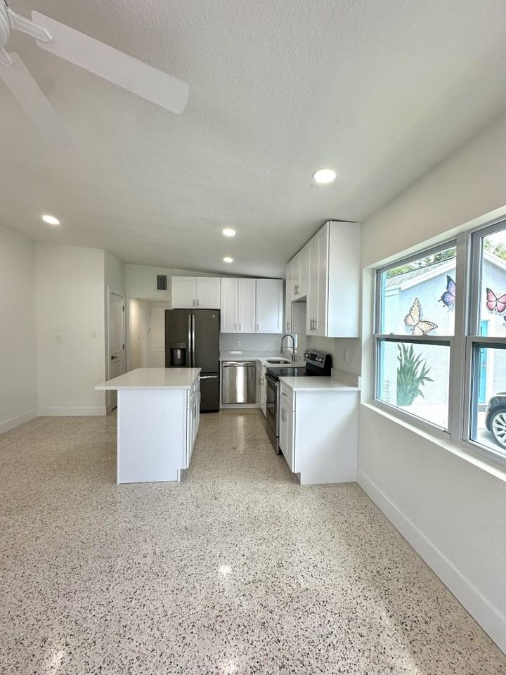 14147 Palm St - Photo 6 of 24