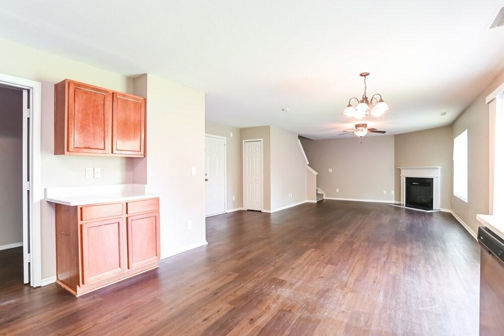 8210 Ainsworth St - Photo 5 of 17
