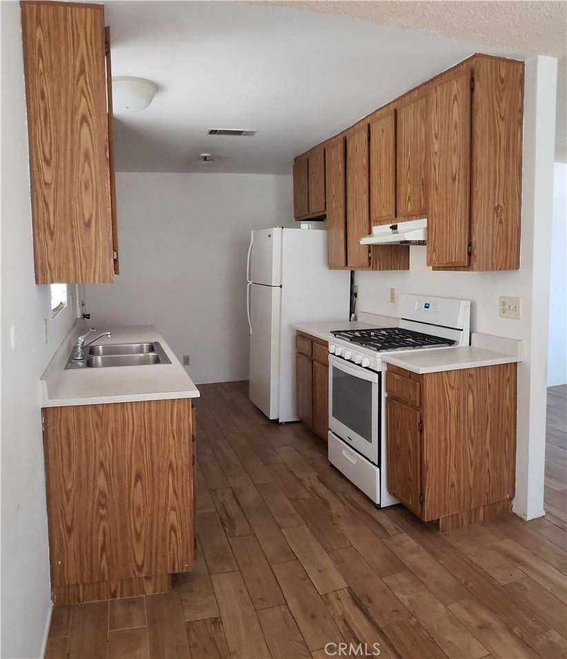 1964 W Oakland Ave - Photo 3 of 13