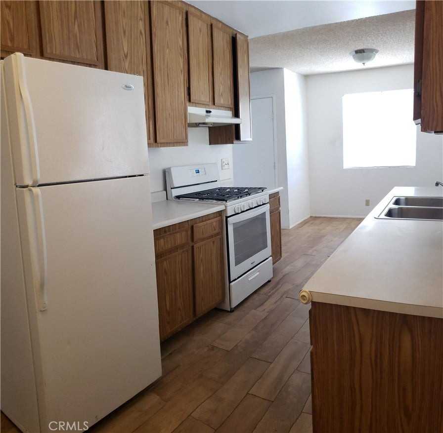 1964 W Oakland Ave - Photo 4 of 13