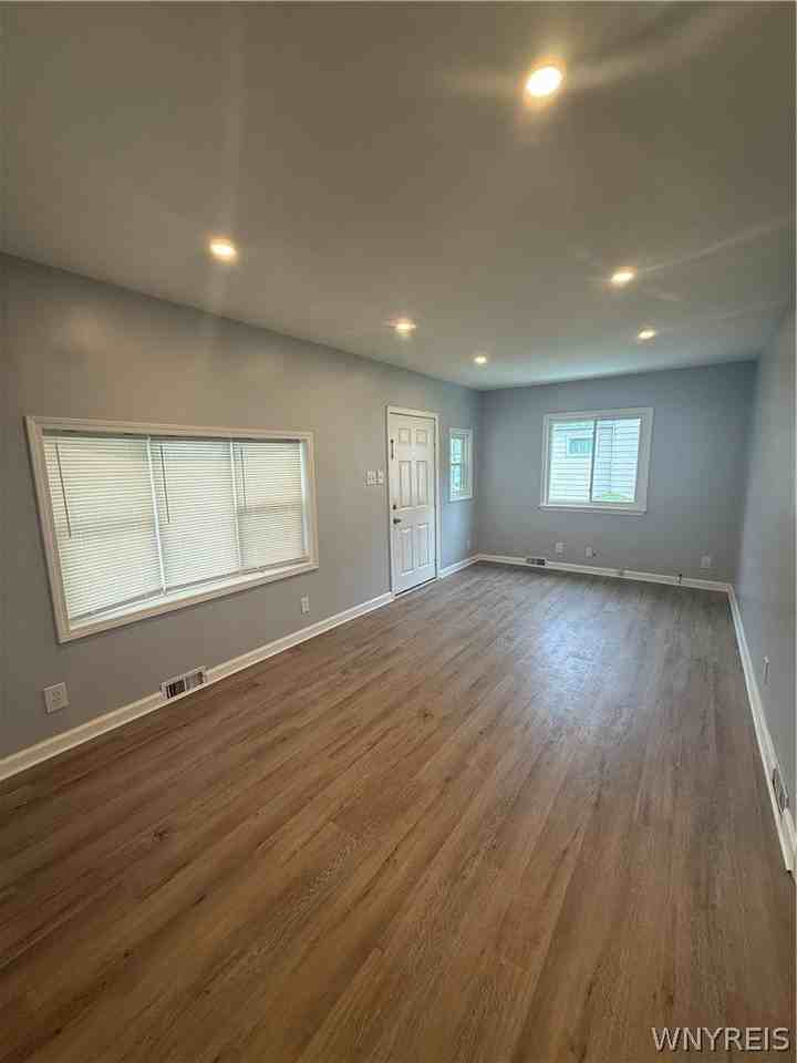 350 Barnard St - Photo 2 of 8