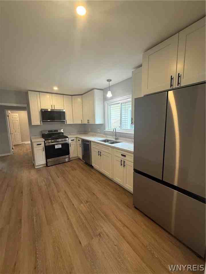 350 Barnard St - Photo 5 of 8