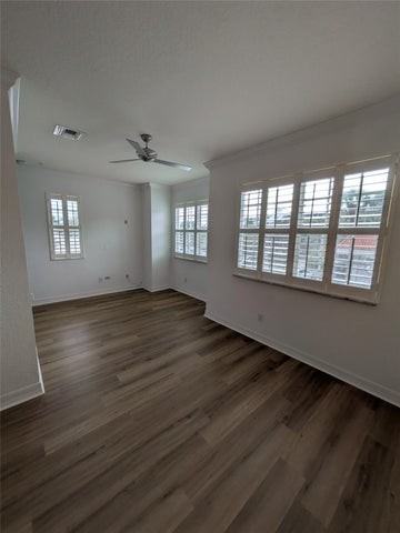 290 Northeast 5th Avenue - Photo 6 of 8