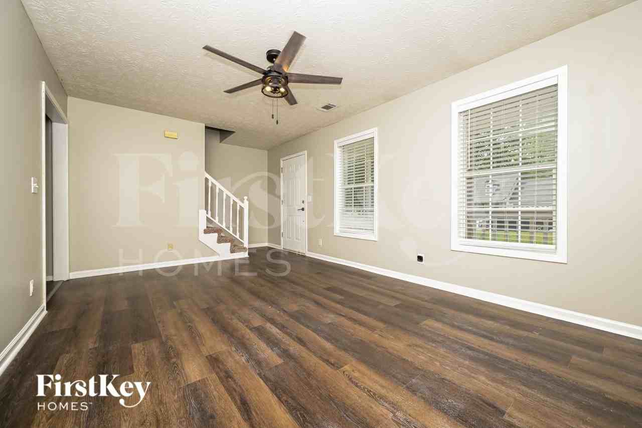 724 Westbury Dr - Photo 2 of 19