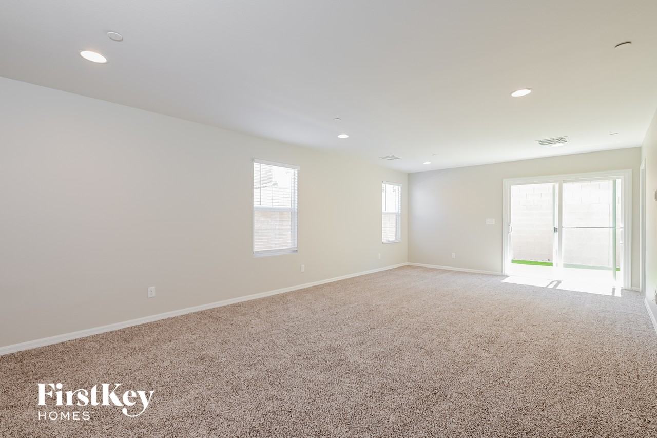 838 N Water St - Photo 4 of 15