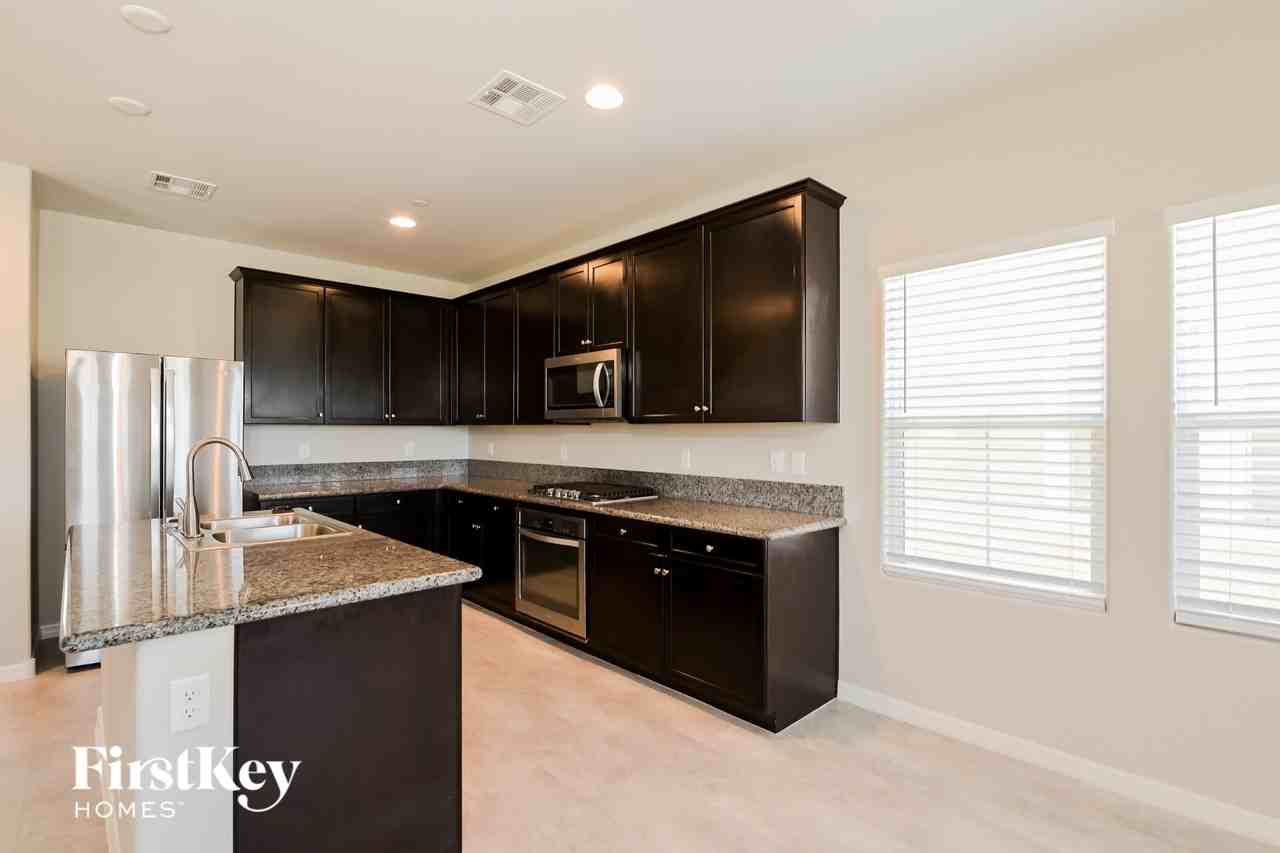 838 N Water St - Photo 7 of 15