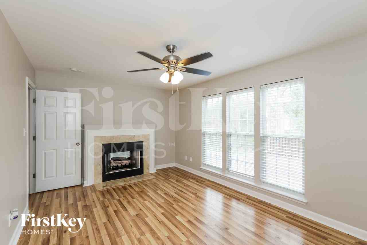 1620 Winthrop Ln - Photo 3 of 15