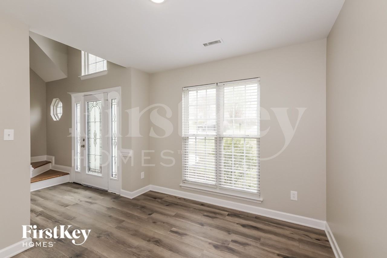 1620 Winthrop Ln - Photo 4 of 15