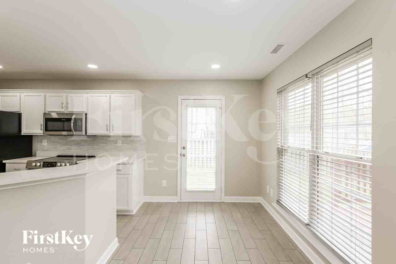 1620 Winthrop Ln - Photo 5 of 15
