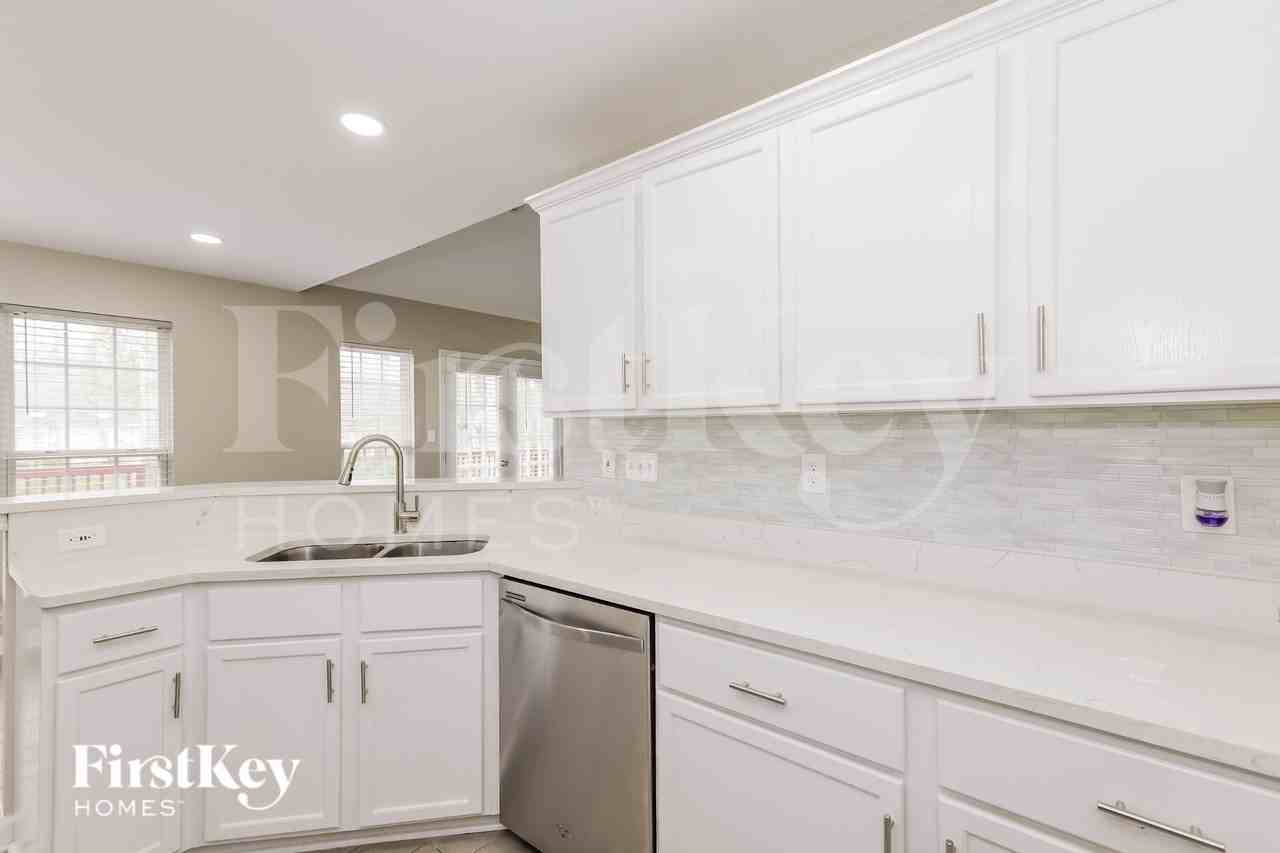 1620 Winthrop Ln - Photo 6 of 15