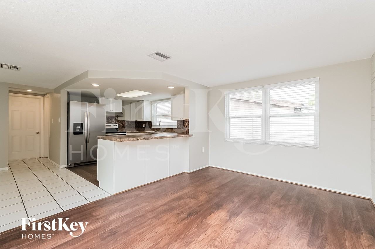 7825 Embassy Blvd - Photo 4 of 15