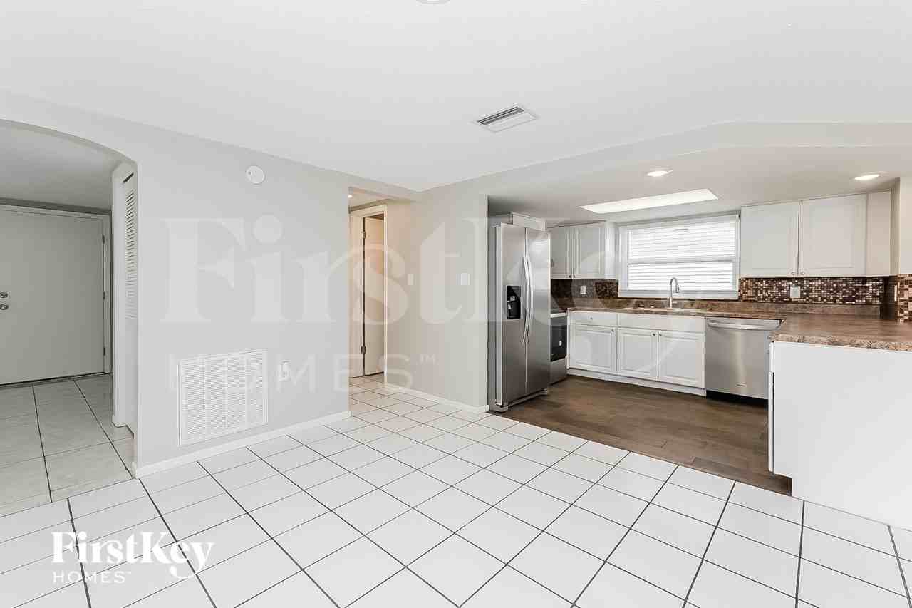 7825 Embassy Blvd - Photo 5 of 15
