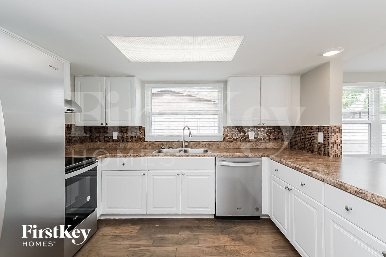 7825 Embassy Blvd - Photo 6 of 15