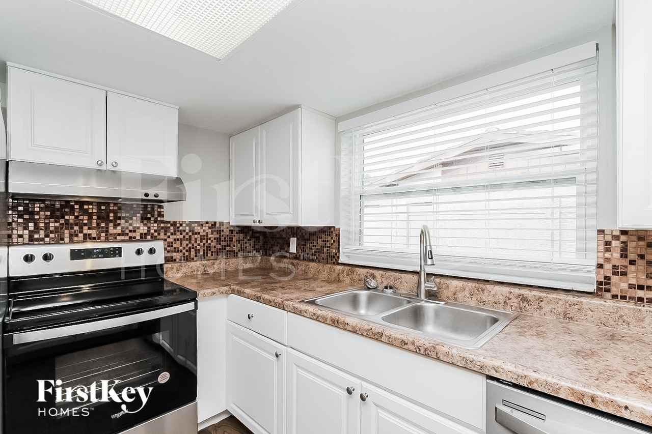 7825 Embassy Blvd - Photo 7 of 15