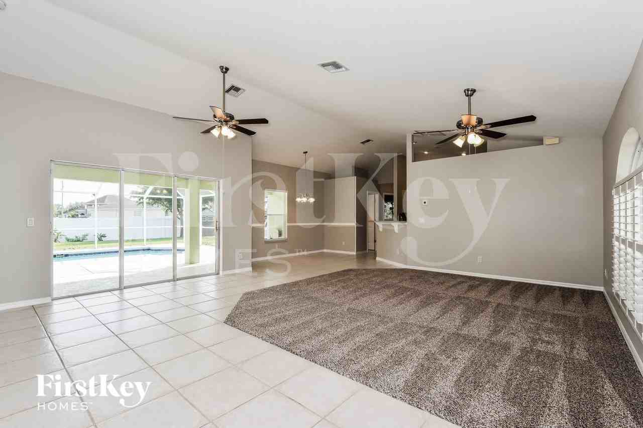 1017 Se 5th Ave - Photo 3 of 15