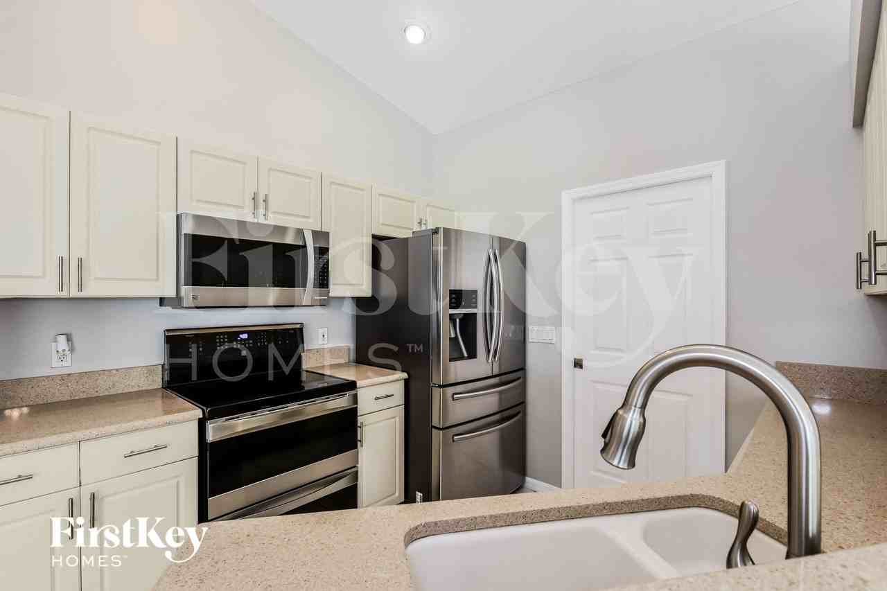 1017 Se 5th Ave - Photo 5 of 15