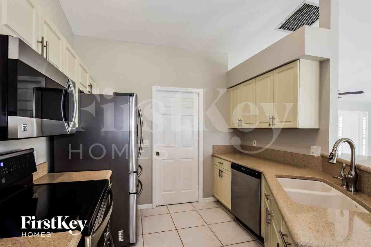 1017 Se 5th Ave - Photo 6 of 15