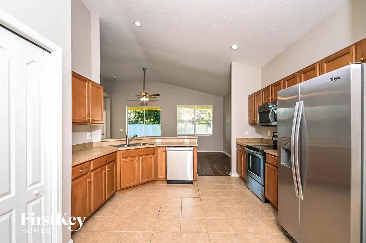 8907 Sandy Plains Dr - Photo 5 of 15