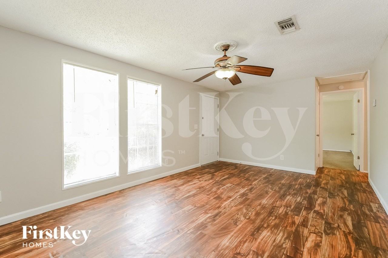 2536 Oak Leaf Ln - Photo 4 of 15