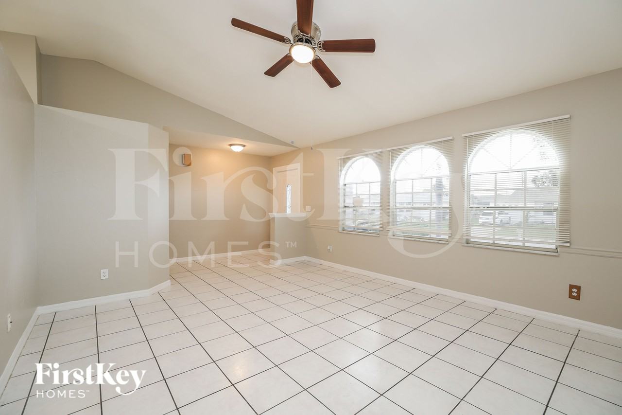 2116 Ne 25th St - Photo 3 of 20