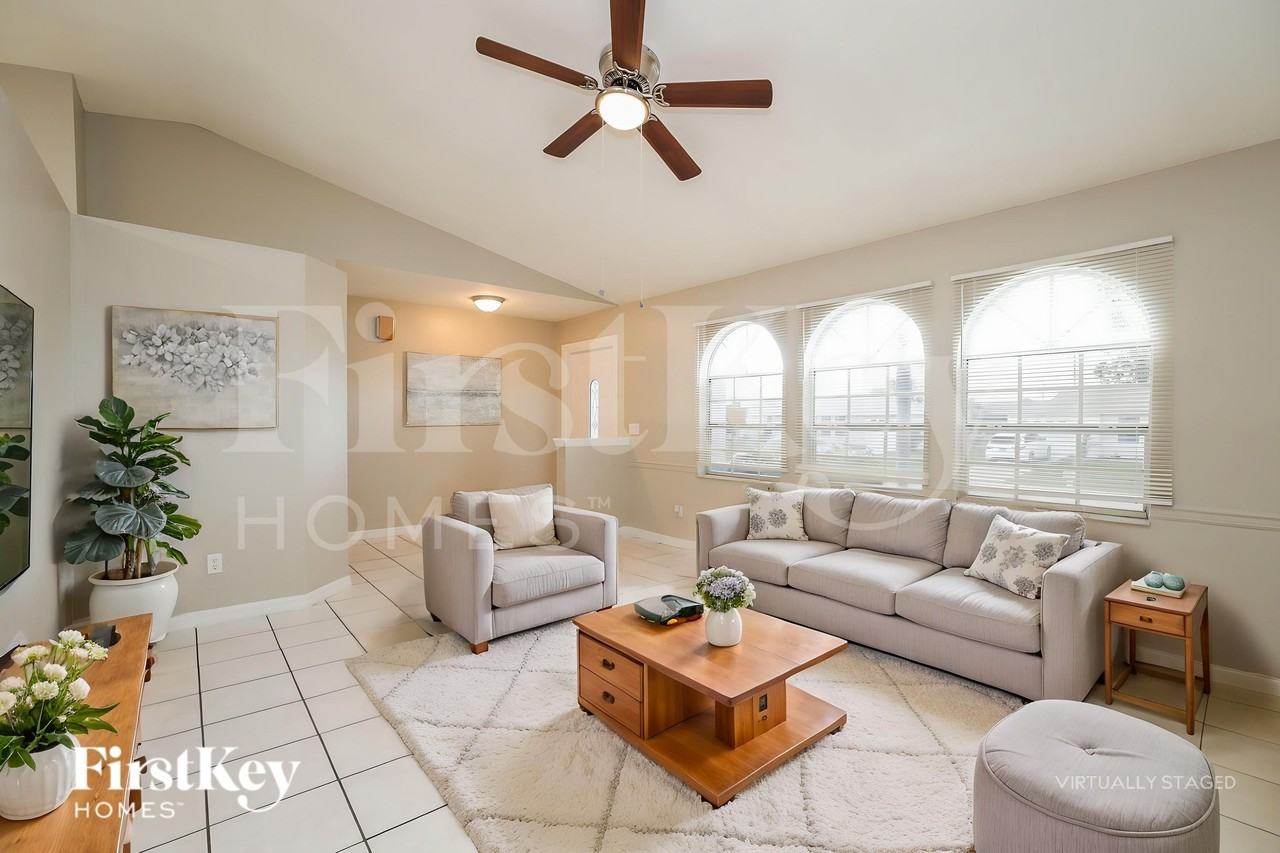 2116 Ne 25th St - Photo 4 of 20