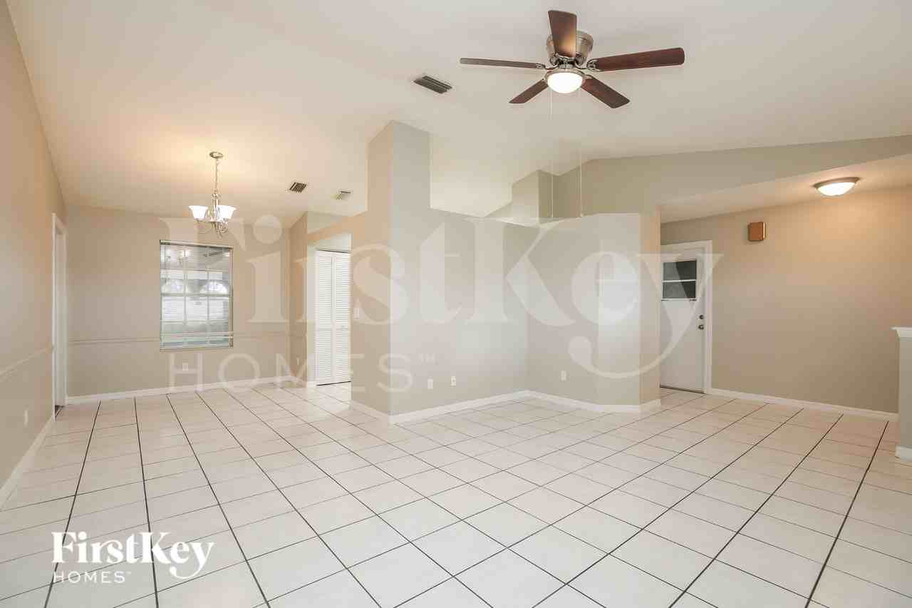2116 Ne 25th St - Photo 5 of 20