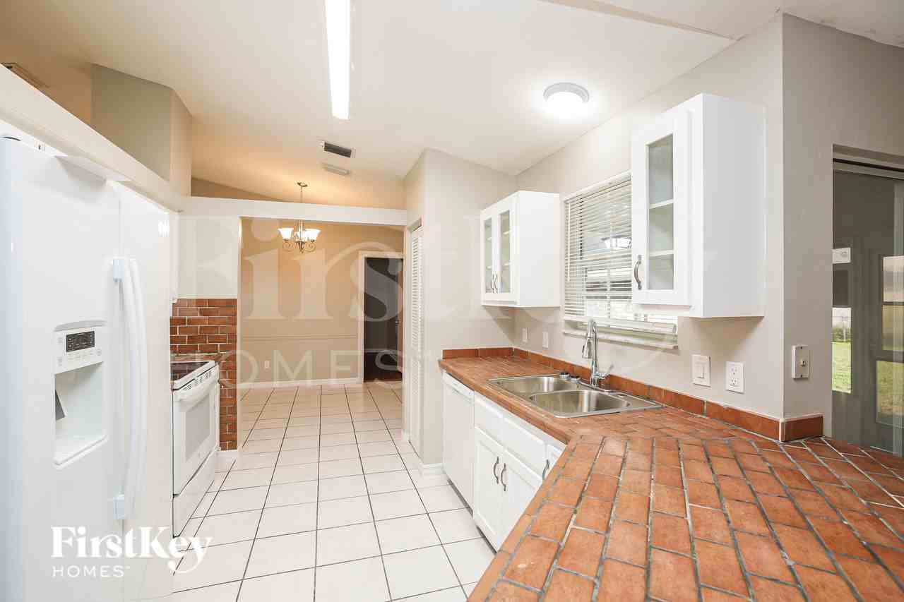 2116 Ne 25th St - Photo 6 of 20