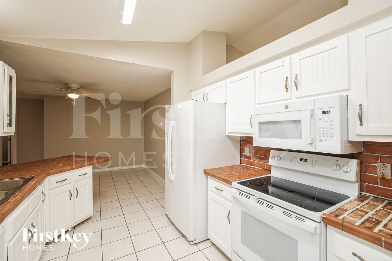 2116 Ne 25th St - Photo 7 of 20