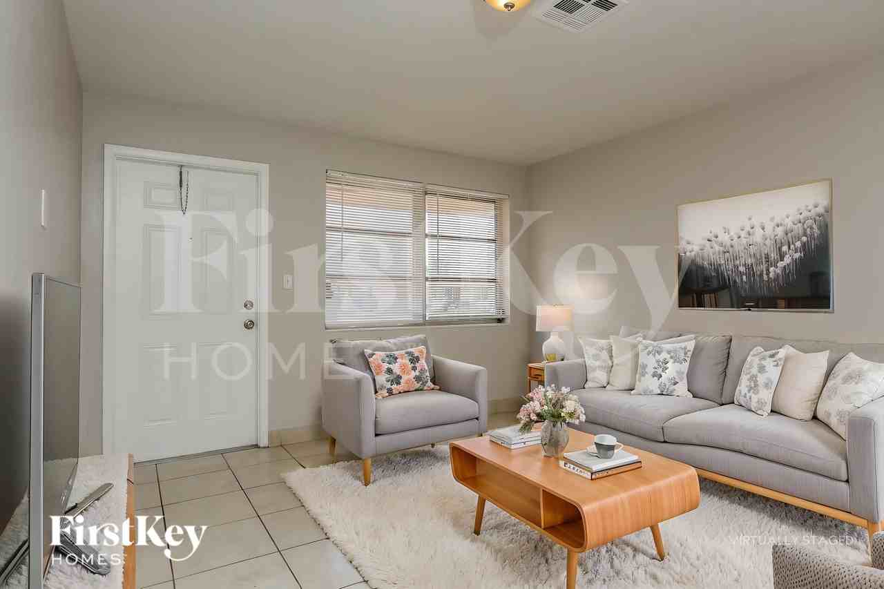1901 Sw 67th Ter - Photo 4 of 19